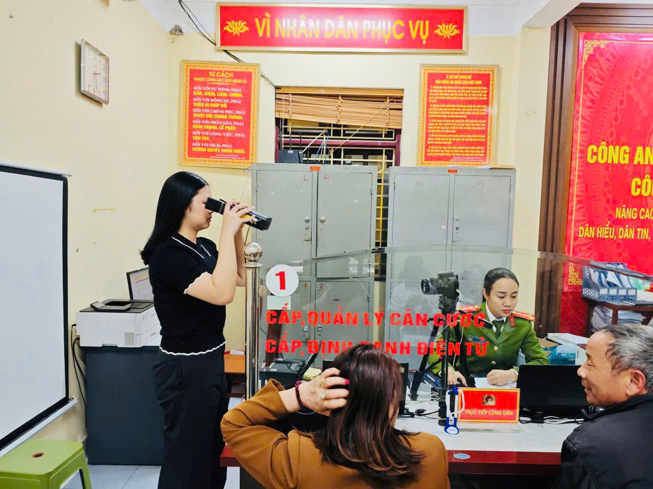 ​​​​​​​Công an xã Hà Bắc tổ chức tiếp dân buổi tối để phục vụ nhu cầu cấp VNeID cho Nhân dân